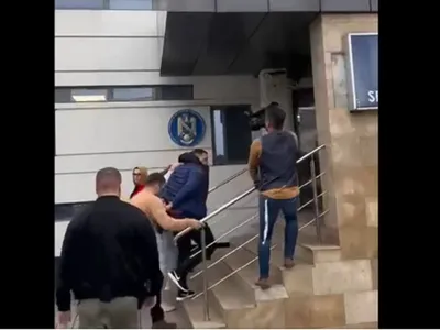 Bărbatul care a tras cu arma este dus la audieri - Foto: captură video amator
