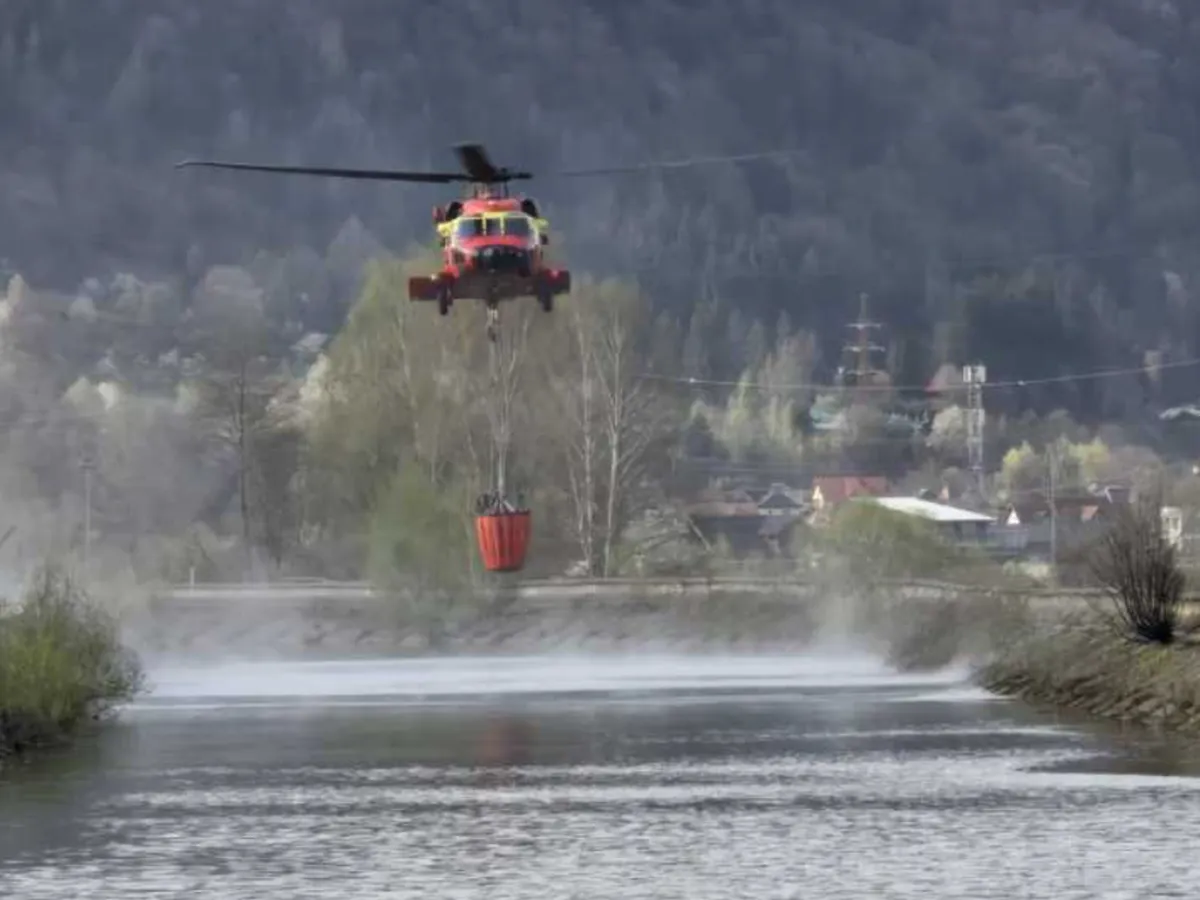 Peste 150 de oameni luptă cu flăcările în Argeș. 24 hectare, mistuite de foc. Black Hawk în acțiune - FOTO: ISU Arges (imagine cu rol ilustrativ)