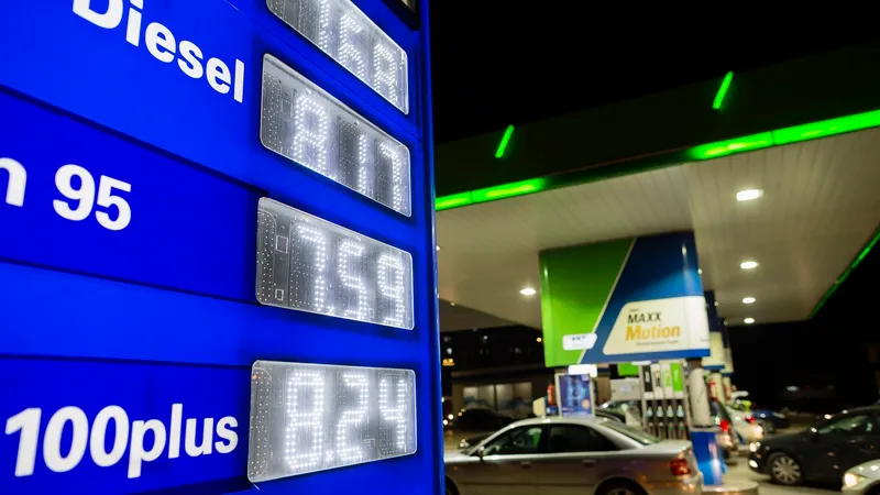 Ministerul cu apetiti pentru combustibil - INQUAM PHOTO / Cornel Putan
