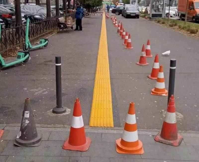 Primăria Municipiului București, prin Administrația Străzilor, a instalat marcaje tactile pentru nevăzători pe trotuarele bulervardului Lascăr Catagiu - Foto: Facebook / Administrația Străzilor