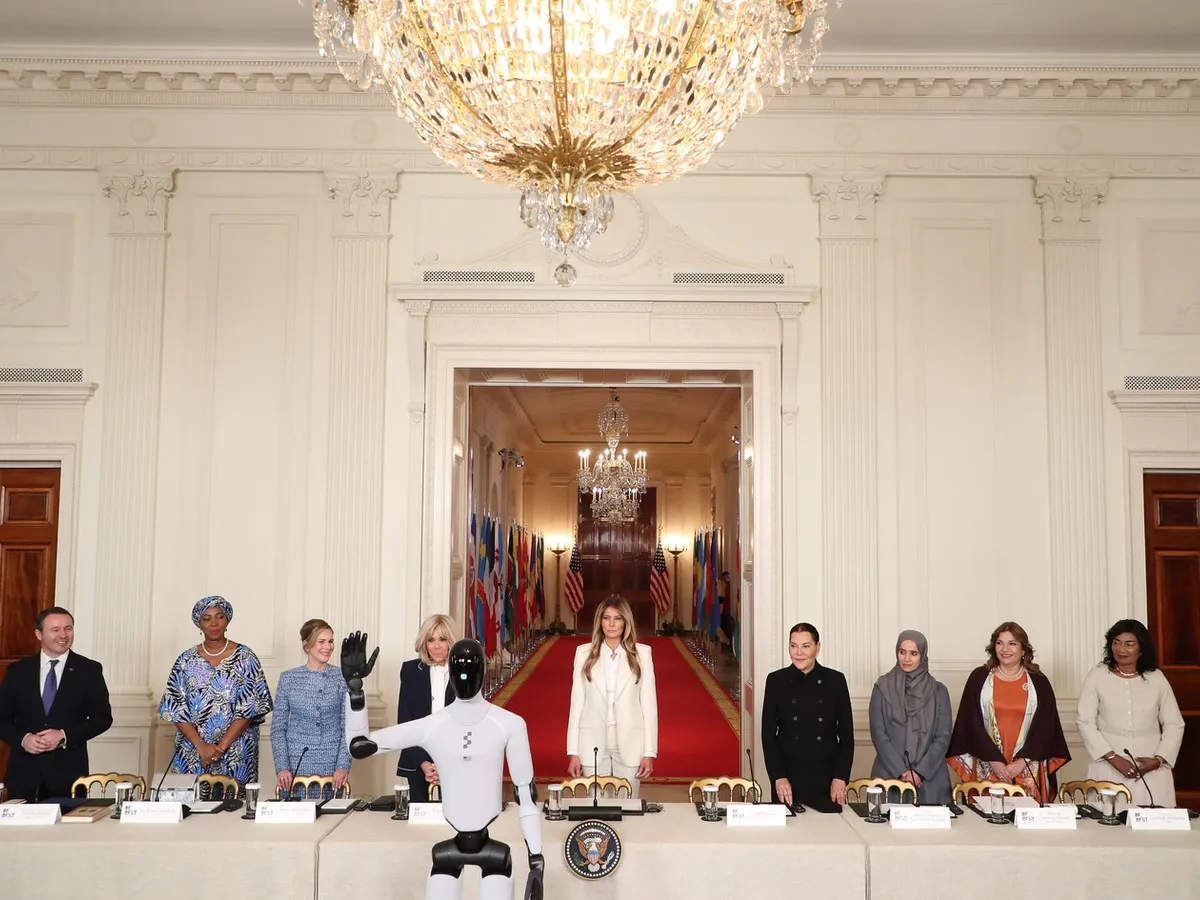 VIDEO Melania Trump a adus un robot umanoid la summitul la care a fost Mirabela Grădinaru. Ce a spus?