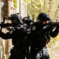 Șase persoane reținute în urma unei razii de amploare a polițiștilor din Hunedoara/FOTO: https://www.facebook.com/www.politiaromana.ro