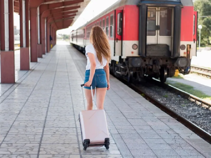 Cum arată locomotiva care prinde 200km/oră pe calea ferată din România? Poate trage 16 vagoane - Foto: Freepik (rol ilustrativ)