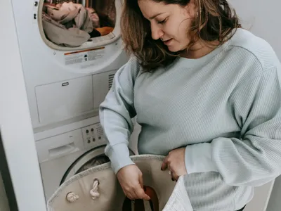 Femeie punând rufele la spălat - Foto: Pexels/Sarah Chai