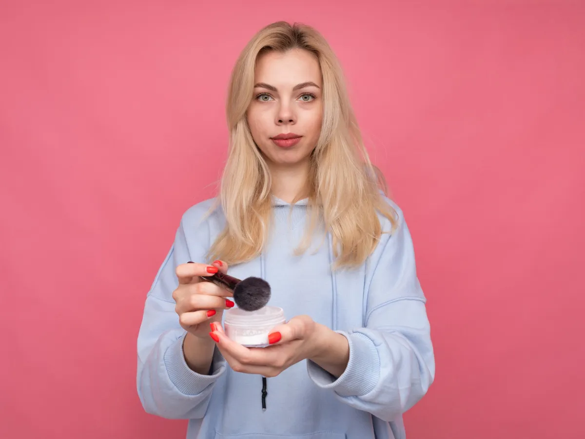 Cum să scapi de părul gras folosind pudra de machiaj. O aplici pe vârfuri sau pe rădăcină?