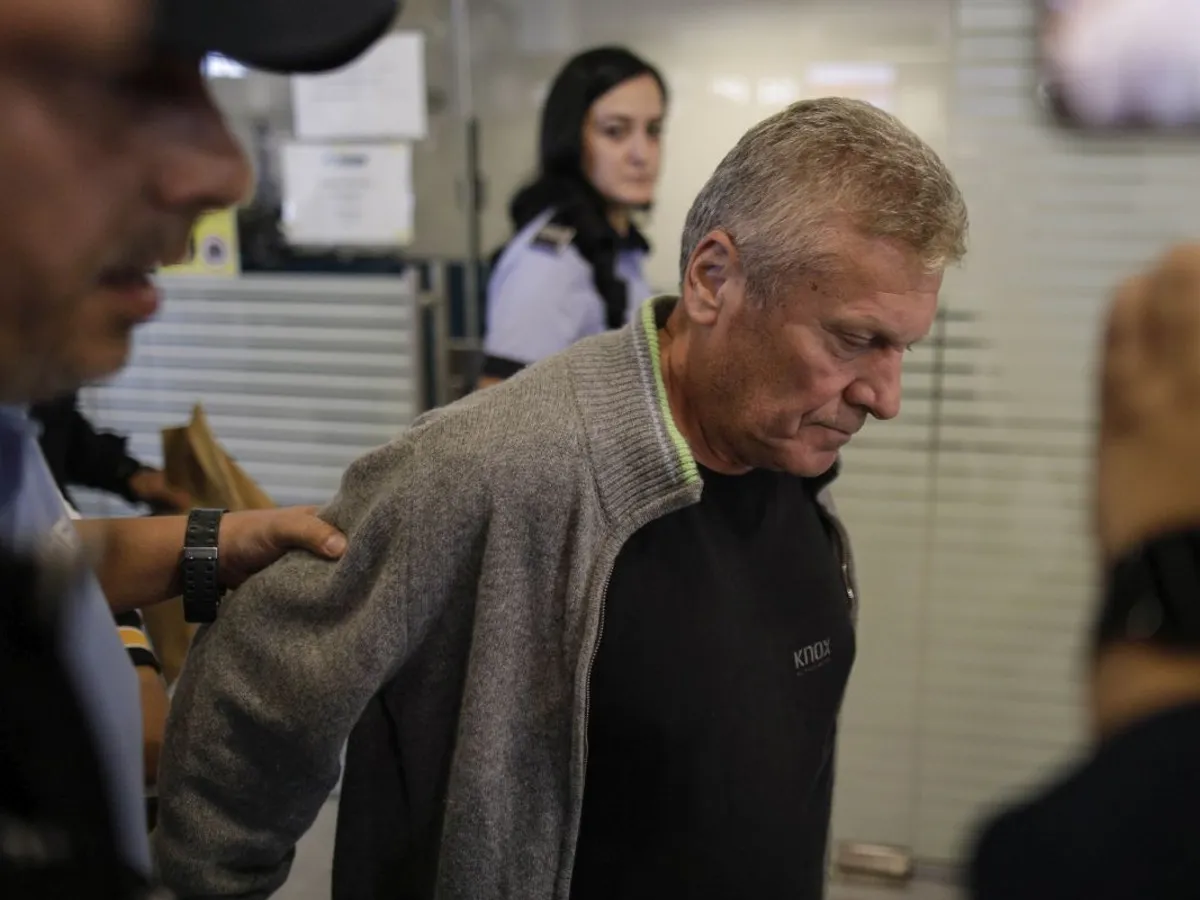 Dorin Lazăr Maior este escortat de ofiţeri de Poliţie, după ce a fost extrădat din Italia, pe Aeroportul Otopeni, pe 16 octombrie 2023 - Foto: INQUAM PHOTOS/Octav Ganea