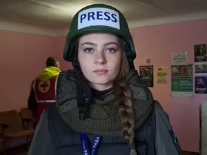 Kate, jurnalista de 18 ani, aflată pe front: - Foto: Newsweek România / Remus Cernea