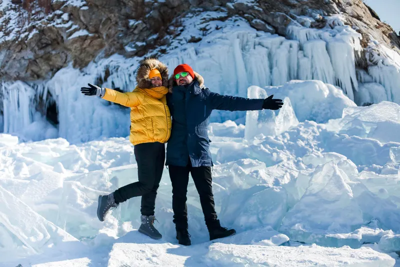 Cuplu la munte iarna - Foto: Freepik (rol ilustrativ)