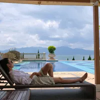 Tânără femeie relaxându-se în vila sa închiriată pentru un sejour - Foto: Pexels/Tianwang Xiao