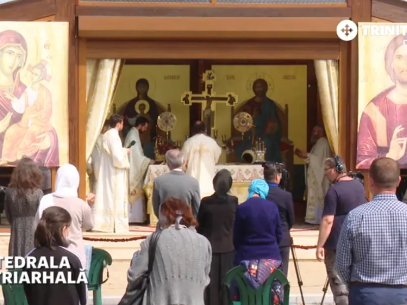 Slujba de duminică, 21 iunie, a fost ținută tot afară la Patriarhia Română Foto: captură Trinitas