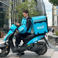 Livratorii în albastru deschis apar pe străzile Iașului: Wolt a preluat oficial Tazz - Foto: ZdI