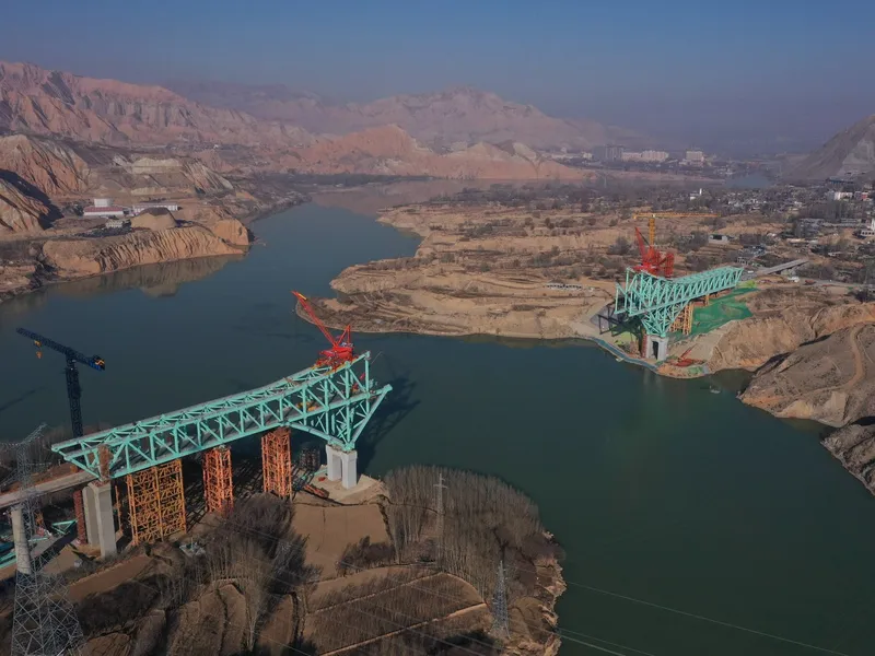 Un pod feroviar în construcție s-a prăbușit ca și cum ar fi fost din carton. Cel puțin 6 morți - Foto: Profimedia Images