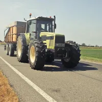 Cum poţi conduce un tractor fără permis de conducere - Foto: Freerangestock