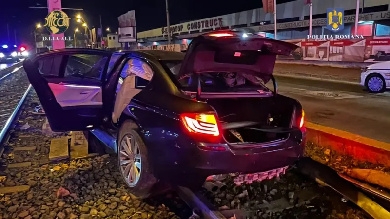 Dealeri de droguri, prinși în București. Șoferul nu avea permis și a intrat cu mașina într-un stâlp - Foto: Poliția - DIICOT