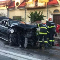 Șoferul unui SUV Mercedes GLE s-a grăbit la nuntă. S-a urcat pe un BMW, 4 persoane la spital - Foto: tion.ro