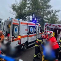 Accident grav în Vâlcea cu două victime după ce un autobuz cu 10 pasageri a intrat în 3 mașini - Foto: Facebook/Ambulanța - Caracter ilustrativ