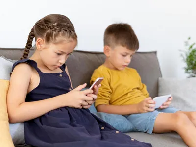 Smartphone-ul crește cu 40% riscul de obezitate la copii și cu 62% problemele cu somnul - Foto: Freepik (imagine cu rol ilustrativ)