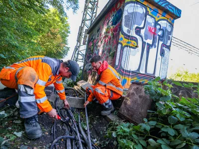 Doi muncitori feroviari germani refac legăturile electrice ale reţelei de cale ferată, în Gelsenkirchen - Foto: Profimedia Images