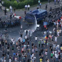 Jandarmii au folosit inclusiv un tun cu apă împotriva manifestanților. Foto Inquam Photos/George Călin