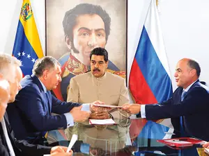 Președintele Nicolas Maduro „prezidează“ predarea monopolului asupra petrolului către Rosneft, reprezentată de Igor Sechin, apropiat al lui Putin