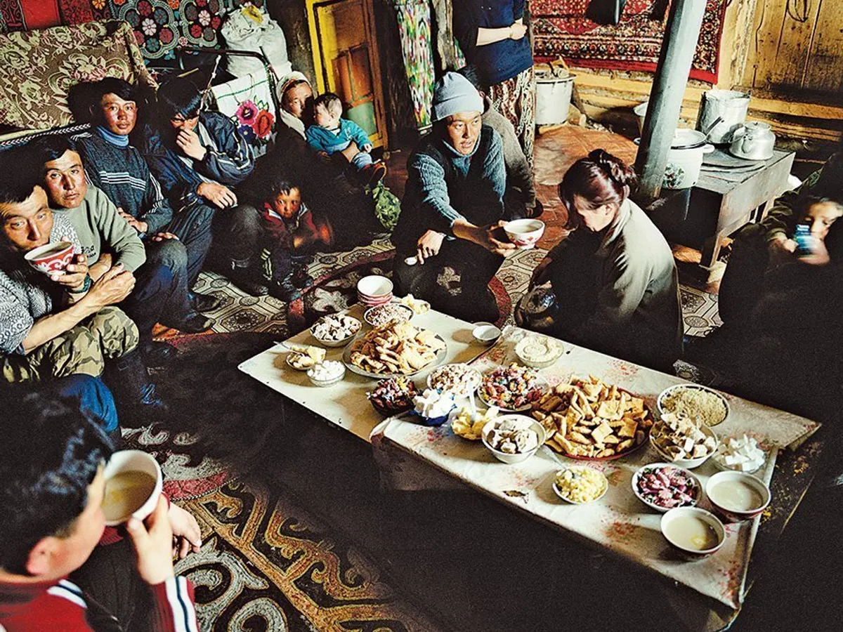Mâncarea şi ceaiul mongolez întâmpină orice oaspete, deseori singura modalitate prin care pot afla veşti despre restul ţării