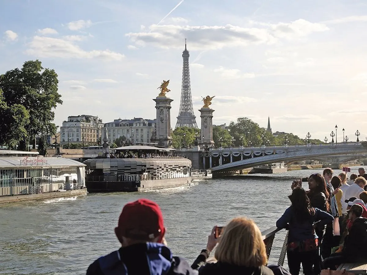 O vizită la Paris nu este completă fără o plimbare cu "bateaux mouche" pe Sena.