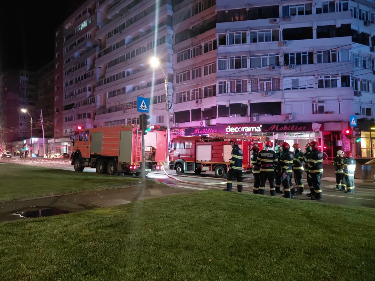 Intervenție la blocul lovit de o dronă rusească - Foto: MAI