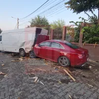 Un tânăr de bani gata beat s-a înfipt cu Mercededul CLA într-o dubă cu pepeni oprită. / Foto: ziaruldeiasi.ro