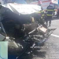 Plan roșu de intervenție! Un microbuz cu 8 pasageri și un TIR s-au lovit frontal pe DN6 - Foto: news.ro