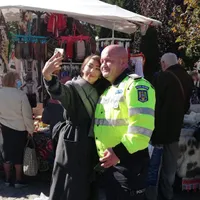 Oana Lovin cu polițistul care a ajutat-o. Foto Reset Iași