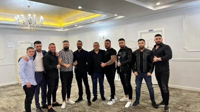 Vali și Mircea Nebunu într-o postare făcută a doua zi după nuntă, în salonul din Milano în care a avut loc evenimentul Foto: Facebook