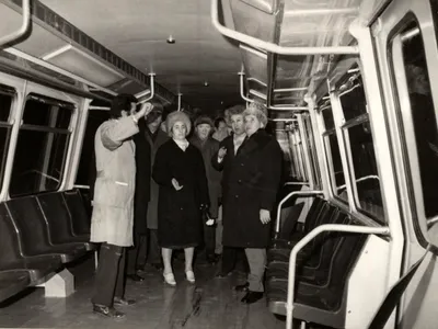Nicolae și Elena Ceaușescu, în 1977, într-un vagon de metrou realizat la Arad - Foto: Fototeca online a comunismului românesc - cota 4/1977