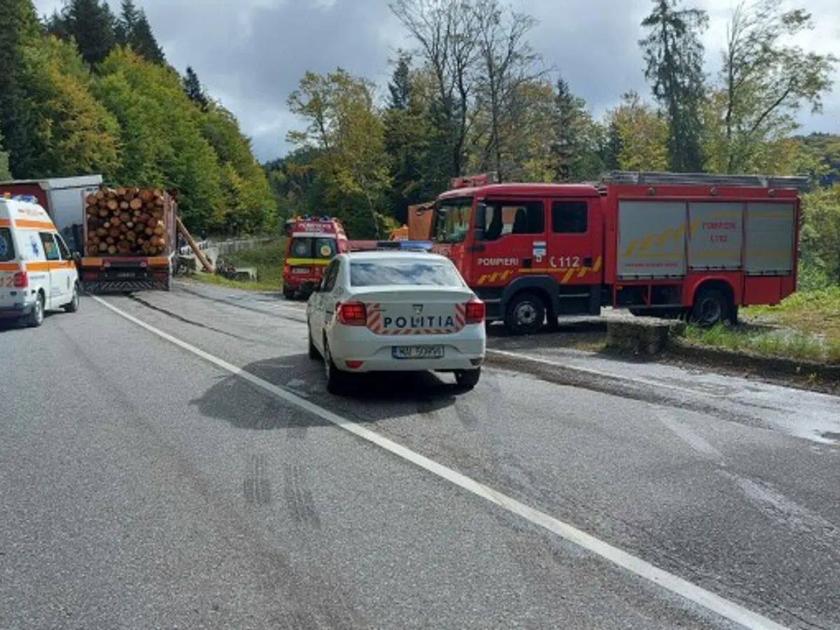 Un camion cu lemne și un TIR s-au izbit frontal DN 15B. / Foto: infotraficromania.ro