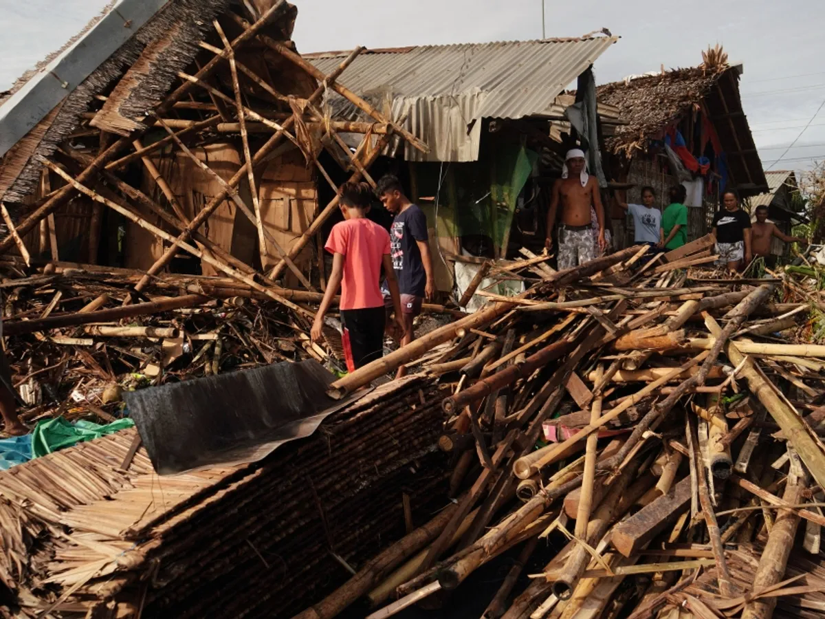 VIDEO Peste 30 de morţi şi zeci de dispăruţi în urma trecerii taifunului Rai în Filipine / Al Jazeera