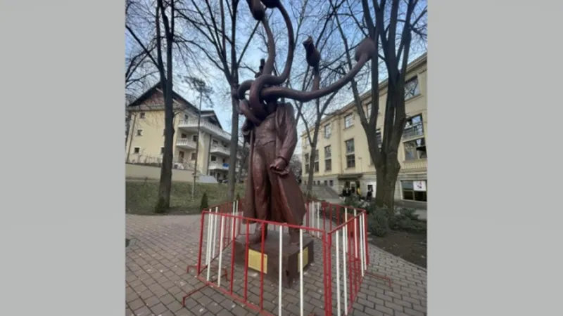 „Revoltă” la Iași după expunerea unei sculpturi în oraș. Primăria a îngrădit „Hidra” - Foto: Ziarul de Iași