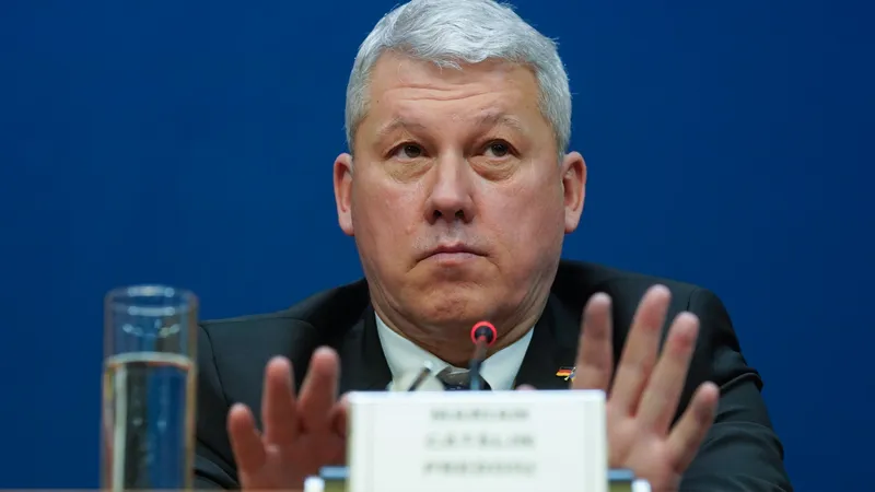 Predoiu: „Angajaţii MAI nu au nici atribuţia, nici dreptul să manevreze fizic buletinele de vot” - Foto: INQUAM Photos/ Saul Pop
