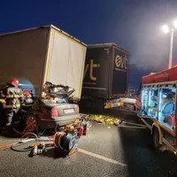 O mașină a intrat sub un TIR pe A1, în apropiere de Nădlac: 3 morți, autotrada blocată. / Foto: ISU Arad