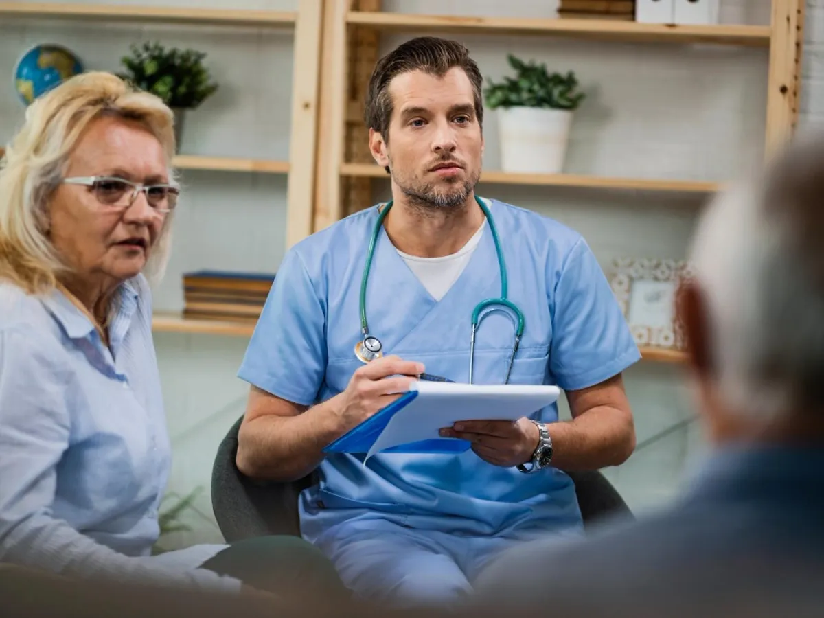 Medici consultă un pacient- Foto: Freepik (rol ilustrativ)