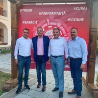 Favorit să conducă PSD Tineret este un fost crainic de emisiuni radio (stânga) cu doctorat făcut cu Dîncu (al doilea din stânga) / FB
