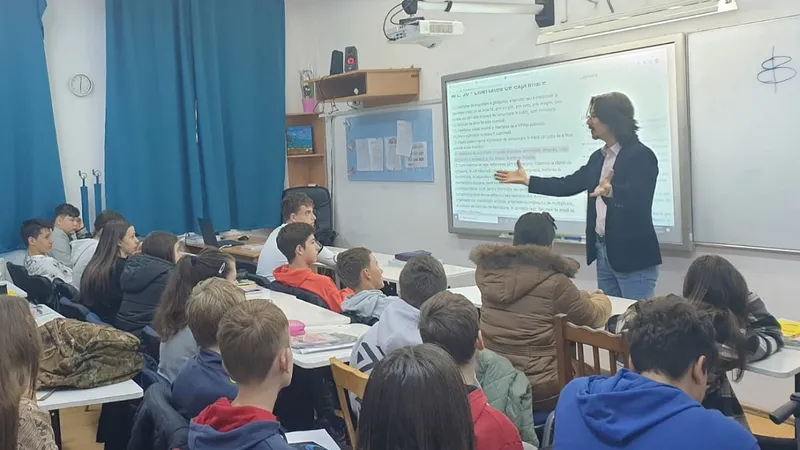 Judecătorul Cristi Danileț predă unei clase de elevi Foto: Facebook/ Cristi Danileț (imagine cu rol ilustrativ)