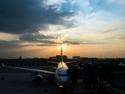 Avion pe o pistă în aeroport - Foto: Freepik (rol ilustrativ)