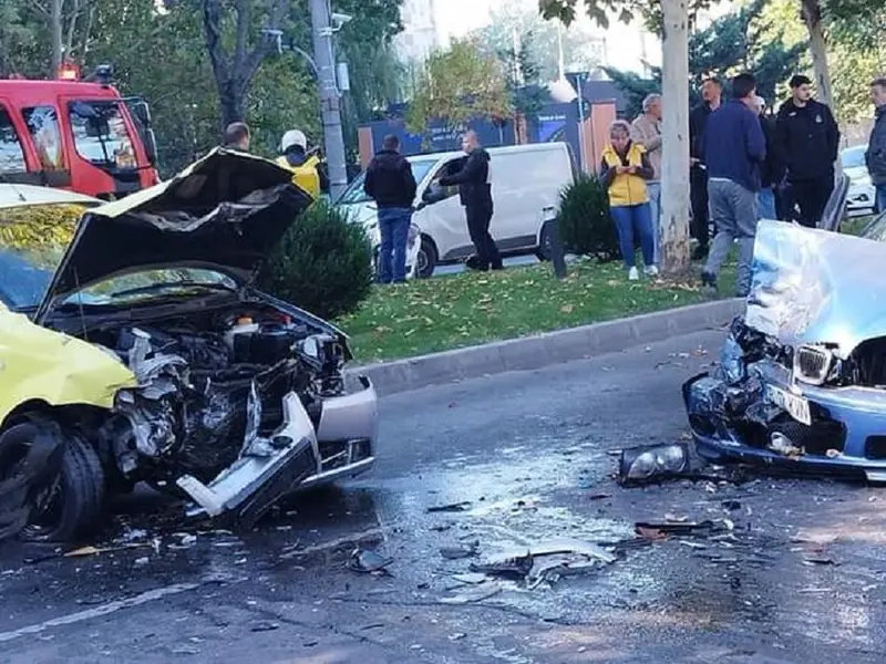 Accident grav în București. Două mașini s-au făcut zob. Un tânăr de 19 ani a fost reținut - Foto: BPR