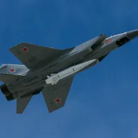 Rachetele balistice hipersonice trase de pe sistemele aeronautice Kinjal din spaţiul aerian al Crimeei ar fi distrus un rezervor în regiunea Nikolaiev