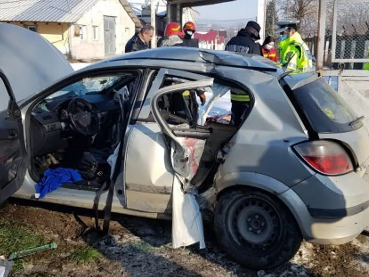 Mașina a fost zdrobită de un TIR/FOTO: ziaruldeiasi.ro