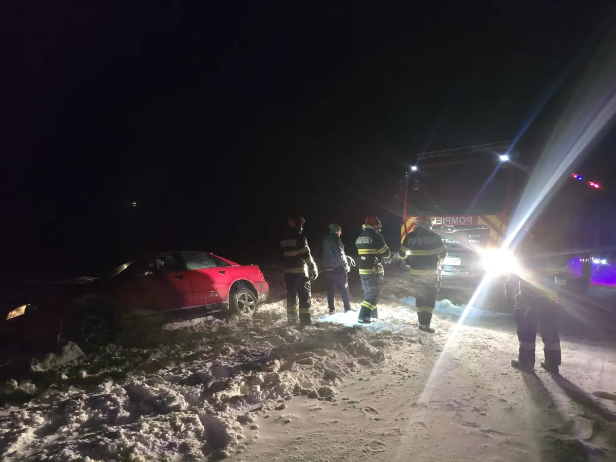 Copii și adulți blocați de zăpadă. Pompierii au intervenit pentru salvarea a zece persoane
