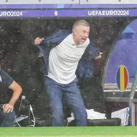 Edward Iordănescu: Suntem mândri că suntem români. Reverenţă în faţa suporterilor! - Foto: Profimedia Images