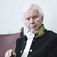 RIDICOL Despre premiul luat recent de către Eugen Simion („Medalia de Aur pentru Filologie Alfred Nobel pe anul 2018“) s-a râs suficient pe Internet