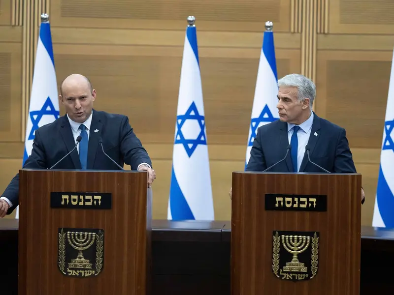 Bennett şi Lapid formaseră în iunie 2021 o coaliţie unică în istoria Israelului, reunind partide de dreapta, de centru, de stânga şi pentru prima oară o formaţiune arabă - Foto: Profimedia Images