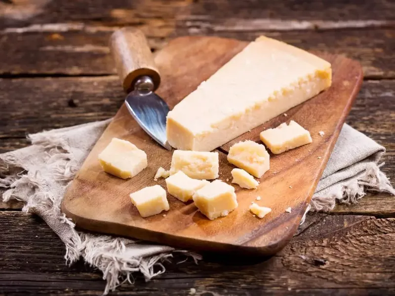 Ce a pățit un român după ce a încercat să fure 14 bucăți de Parmigiano Reggiano din Italia - Foto: Istock / imagine cu rol ilustrativ