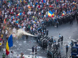 Gaze lacrimogene aruncate către protestatari la protestul din 10 august 2019